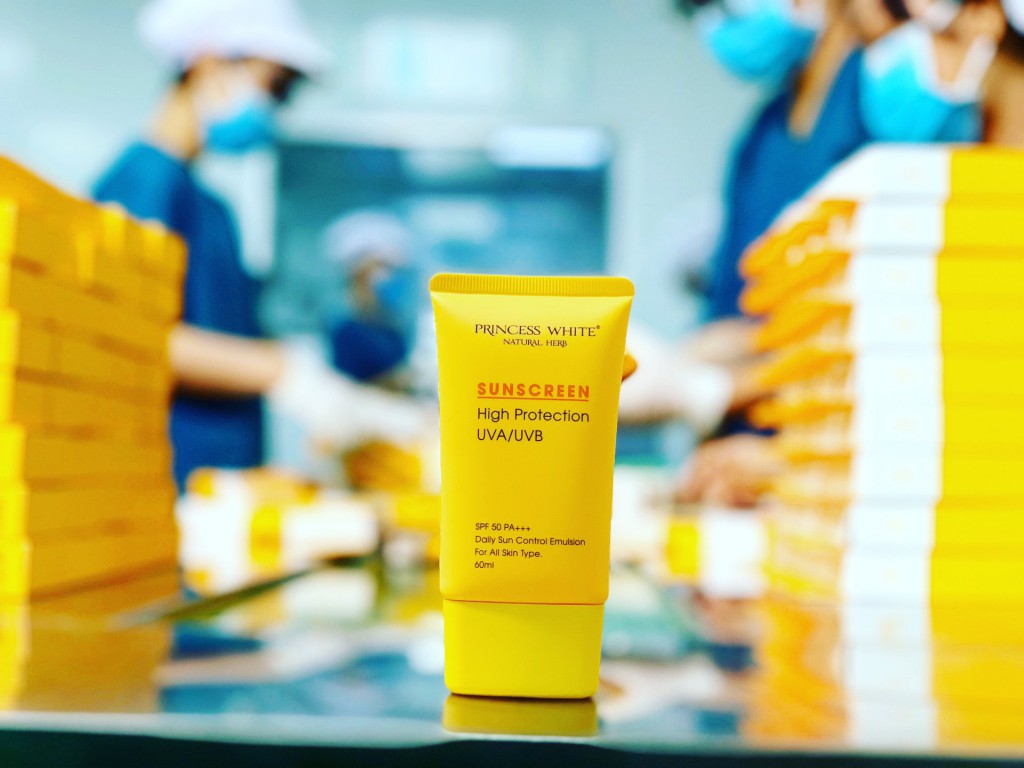 Suncreen là dạng kem chống nắng vật lý, bạn có thể ra nắng ngay sau khi sử dụng, an toàn cho da do không gây biến đổi các gốc tự do (chất oxy hoá gây tổn hại tế bào)